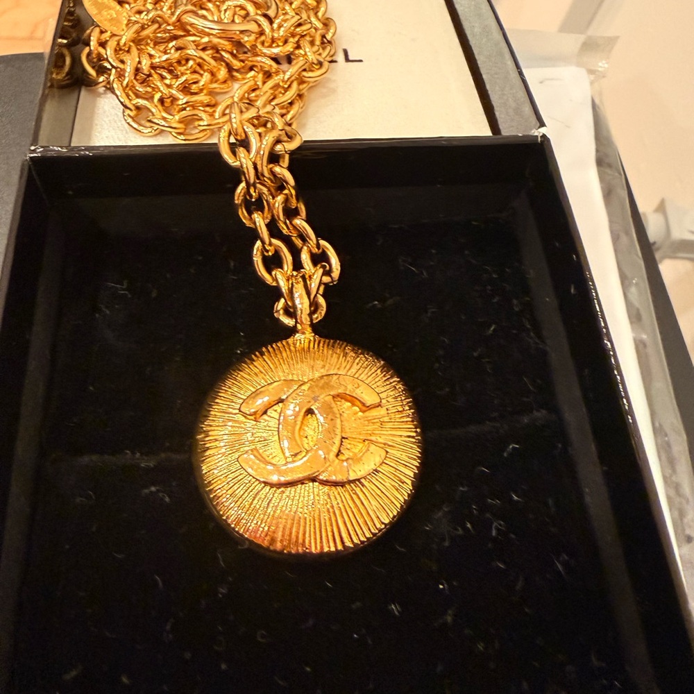 CHANEL Vintage Medallion Pendant Necklace - Picture 6 of 11